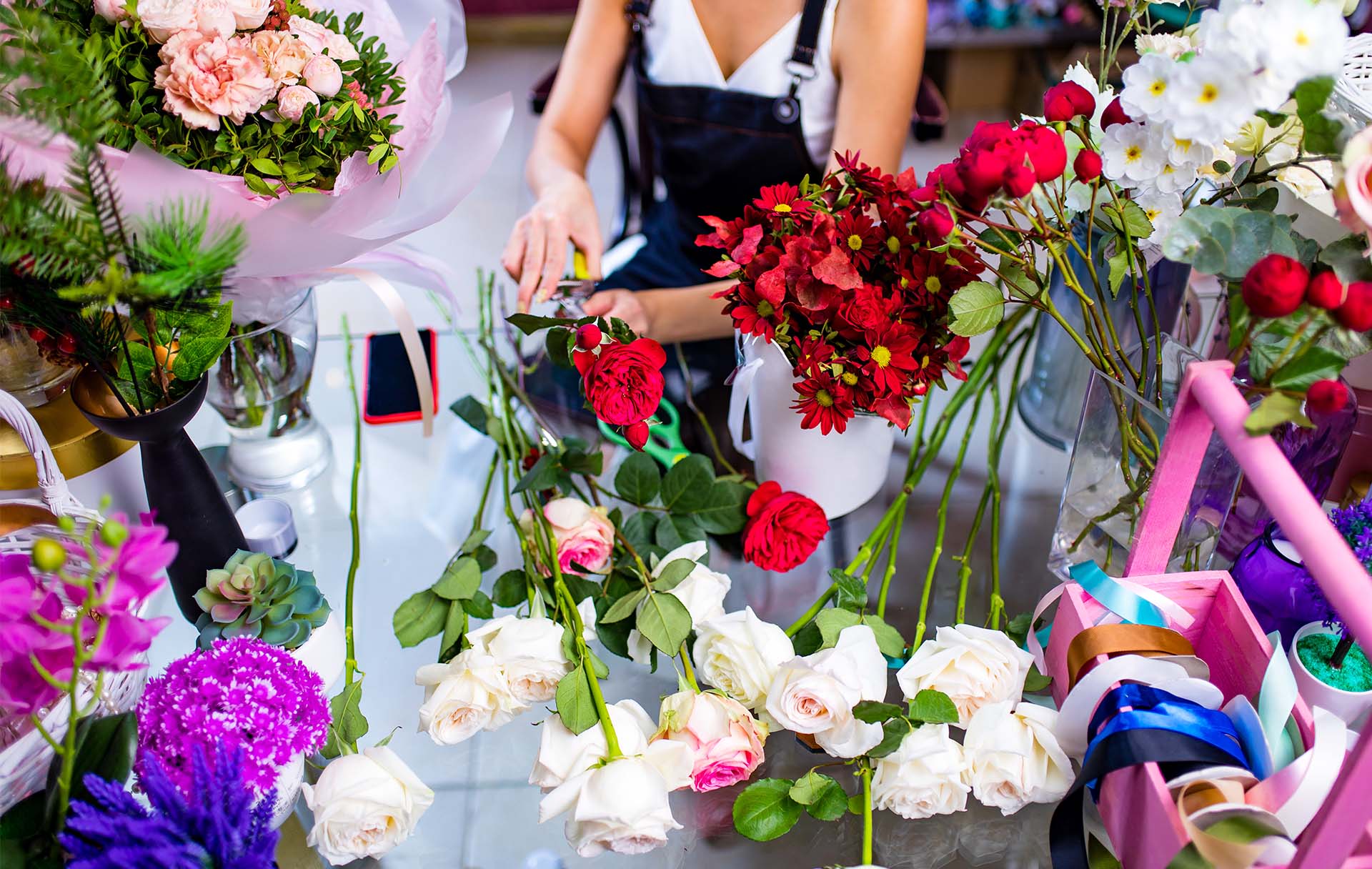 Photo of five pretty woman preparing for hen party, making makeup,doing selfie. декорация-за-сватби-и-сватбени-букети